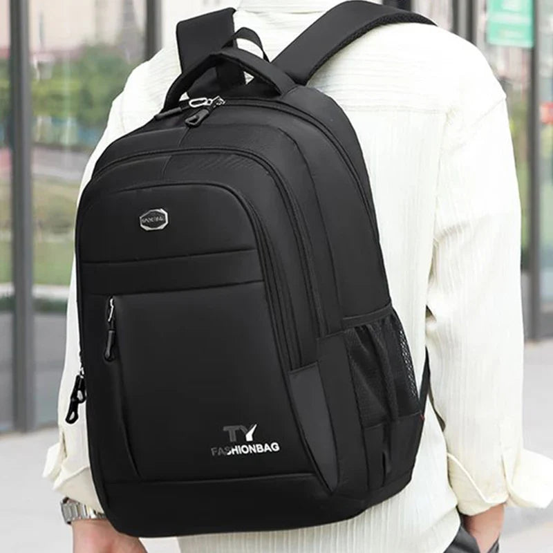 Cartella zaino per scuola in nylon, unisex. Spaziosa per libri e quaderni, resistente per l'uso quotidiano degli studenti.