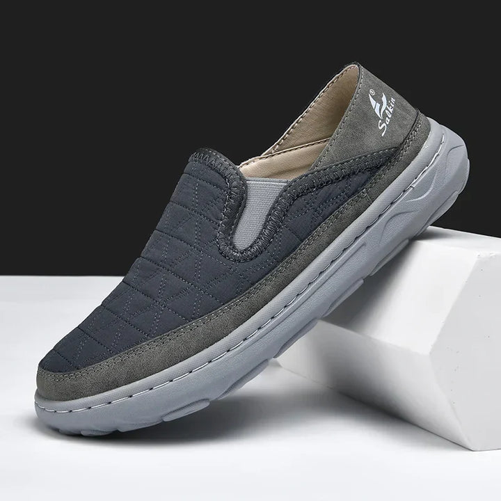 Mocassini uomo slip-on trapuntati grigi, scarpe casual con comfort flessibile per il quotidiano.