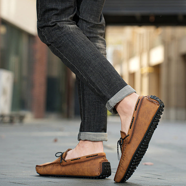 Mocassini uomo casual vista dall'alto. Design slip-on ergonomico per calzature comode e pratiche ogni giorno.
