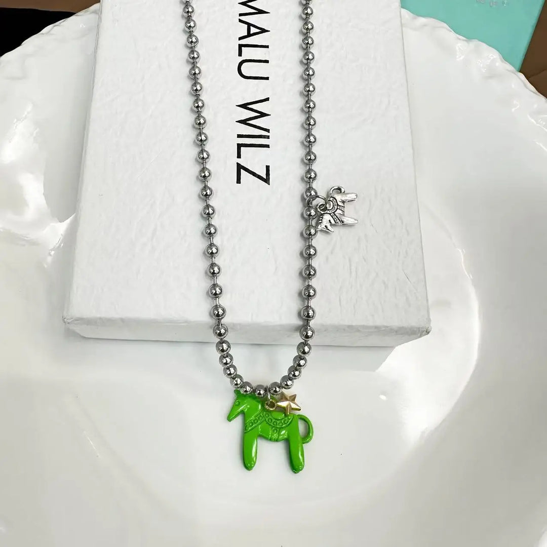 Collana donna elegante con ciondolo a cavallo smaltato, gioiello in argento, perfetto per un'occasione.