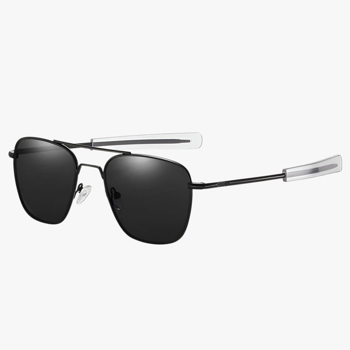Uomo che indossa occhiali da sole polarizzati in metallo, per un look di stile e protezione UV.