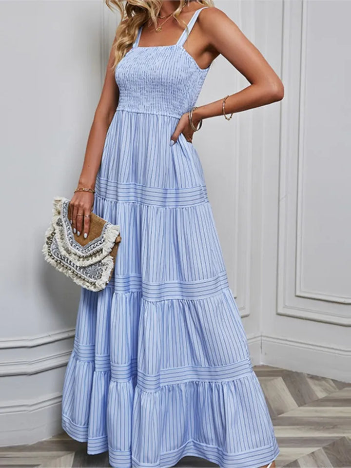 Maxi abito lungo donna estivo con spalline sottili e dettaglio arricciato. Perfetto per vacanze e spiaggia.
