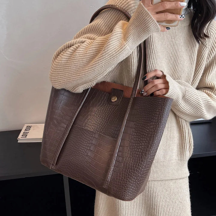 Borsa tracolla donna elegante indossata, in pelle coccodrillo goffrata, perfetta per un look sofisticato.