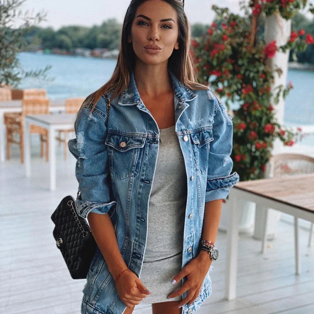 Giacca oversize blu da donna in denim, stile casual vintage, perfetta per look comodi e versatili.