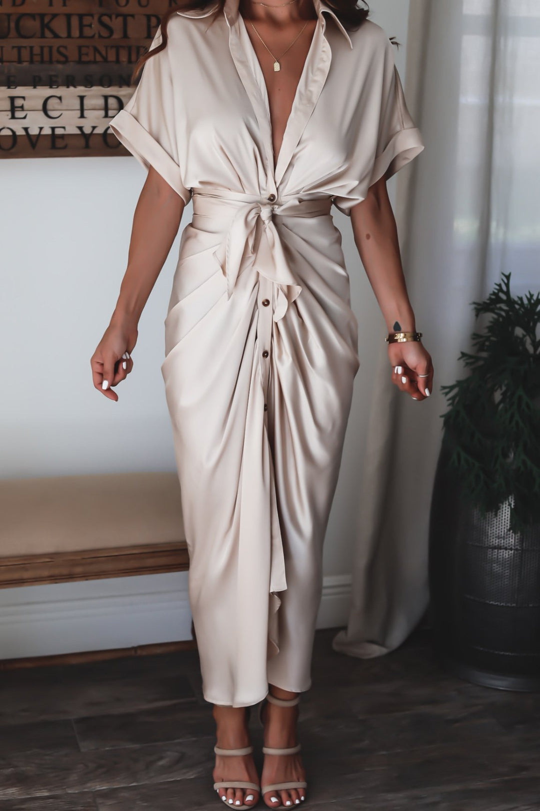 Abito lungo donna con bottoni, per look eleganti e comodi, stile versatile.