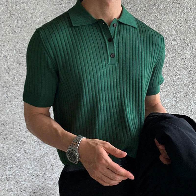 Polo uomo estiva elegante a righe, maniche corte, per un look casual-chic distintivo e confortevole.