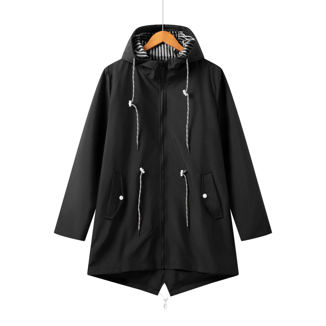 Trench donna casual impermeabile con cappuccio, ideale per outfit quotidiani e protezione dalla pioggia.