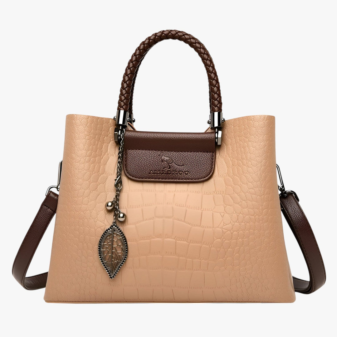 Donna con borsa tote marrone effetto coccodrillo, accessorio perfetto per lo shopping o l'ufficio.
