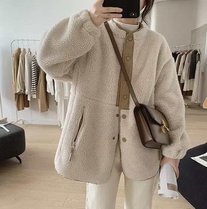 Giacca teddy da donna color albicocca, calda e comoda, perfetta per look casual autunno/inverno.