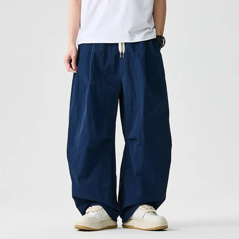Jogger uomo con coulisse, vestibilità comoda e gamba larga per streetwear. Perfetti per il tempo libero.