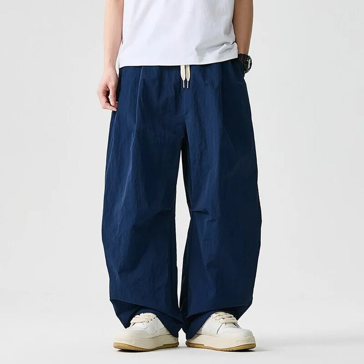 Jogger uomo con coulisse, vestibilità comoda e gamba larga per streetwear. Perfetti per il tempo libero.