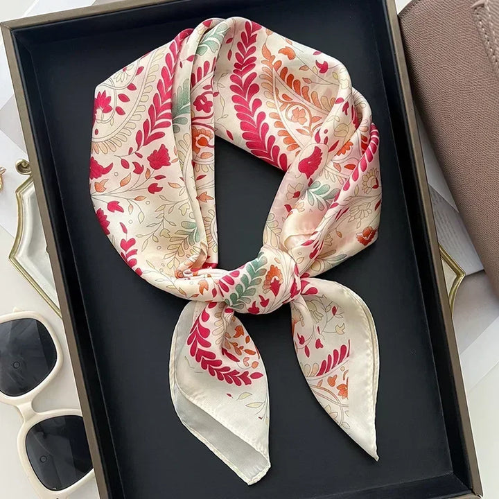 Accessorio di classe: foulard in raso satinato con stampa raffinata per donna.