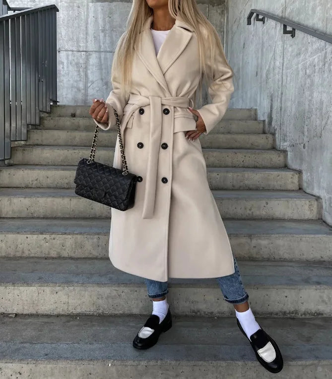 Elegante cappotto donna lungo doppiopetto con cintura, perfetto per outfit autunno inverno, caldo e raffinato.