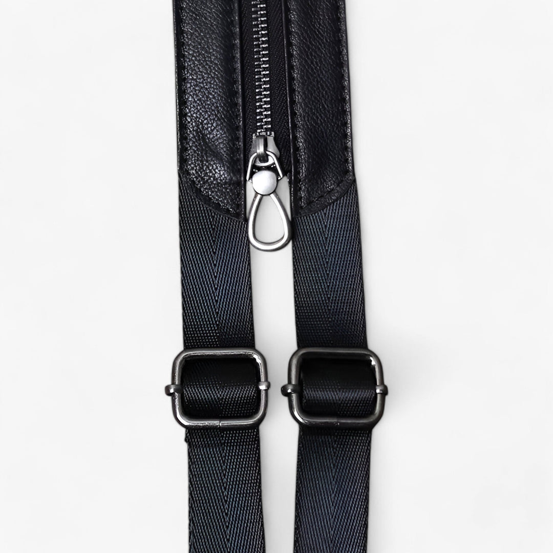 Borsa donna nera versatile, trasformabile in zaino. Accessorio multitasche elegante per la vita di tutti i giorni.