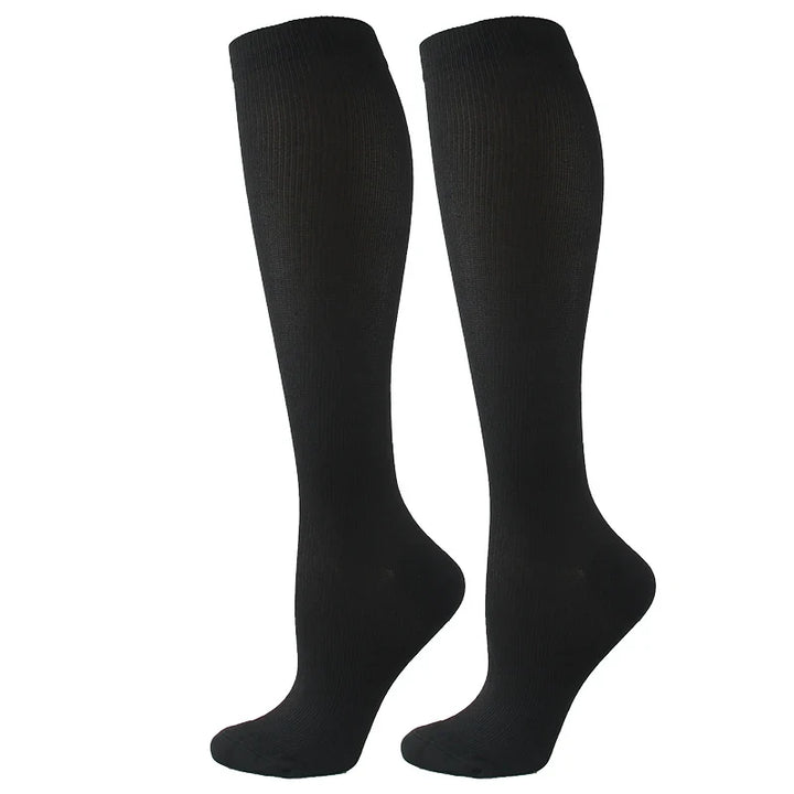 Calze compressive unisex traspiranti, design ergonomico per sport, viaggio e benessere quotidiano.
