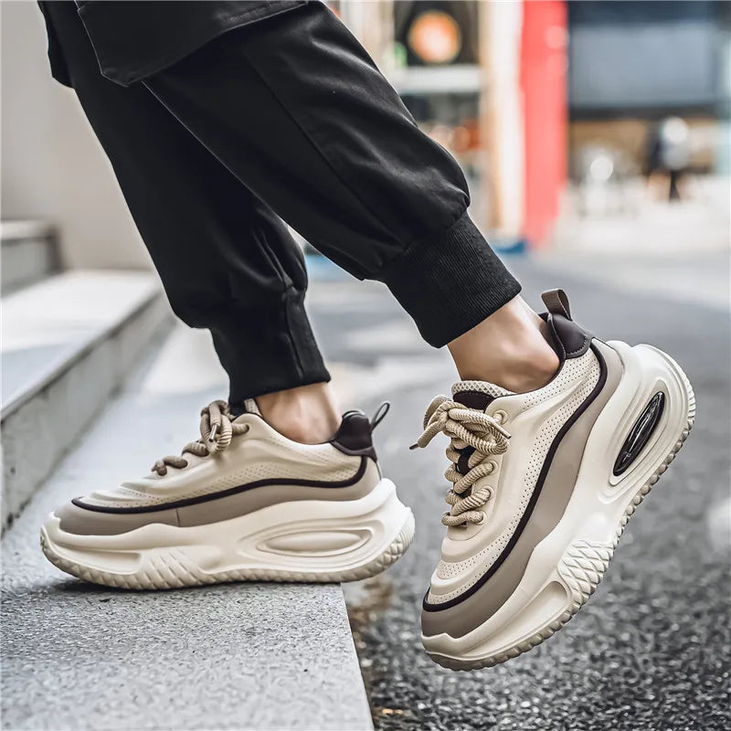 Vista laterale: Sneakers uomo retrò da passeggio. Suola spessa e design trendy per comfort urbano.