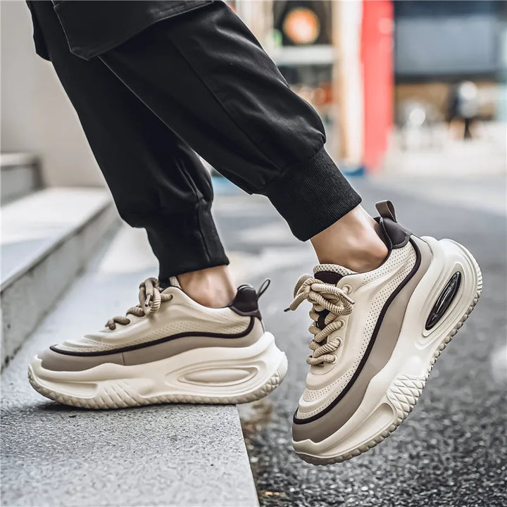 Vista laterale: Sneakers uomo retrò da passeggio. Suola spessa e design trendy per comfort urbano.
