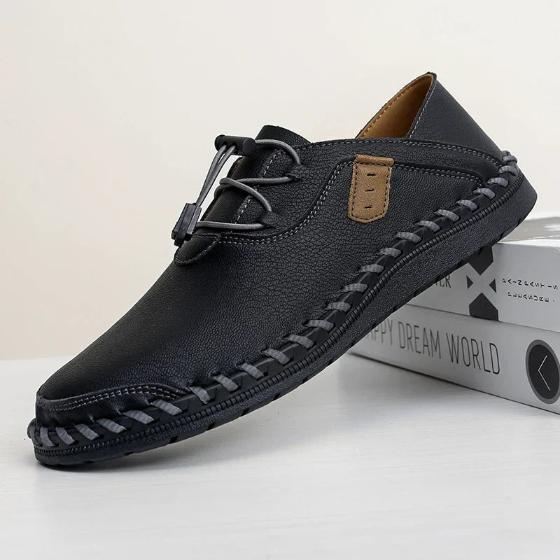 Moda uomo: scarpe stringate eleganti, con cuciture. Ideali per un look professionale, business e da ufficio.