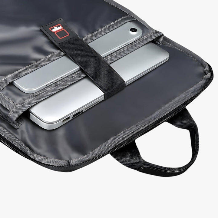 Zaino laptop rigido nero pratico da uomo, ideale per l'uso urbano e le esigenze quotidiane.