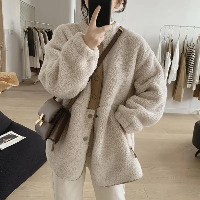 Elegante giacca teddy donna color albicocca, capospalla versatile per un inverno alla moda e caldo.