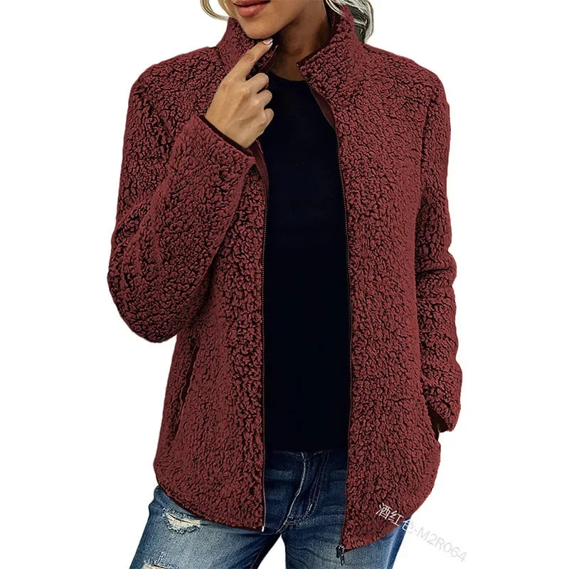 Giacca da donna in morbido pile per l'inverno. Calore imbattibile e design moderno. Ideale per moda donna.