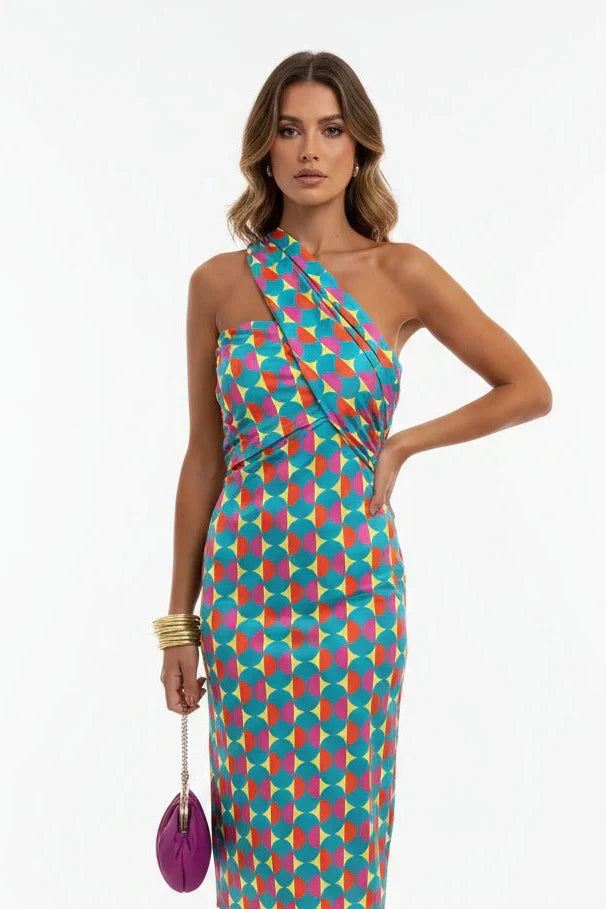 Abito midi donna elegante e leggero, con taglio femminile, perfetto per un outfit estivo chic e versatile.