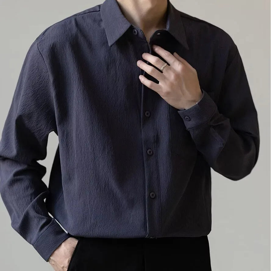 Camicia uomo a tinta unita, maniche lunghe, antipiega e vestibilità regolare per un look versatile.