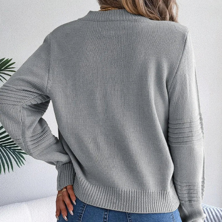 Donna che indossa un maglione girocollo elegante, per un outfit quotidiano comodo e alla moda femminile.
