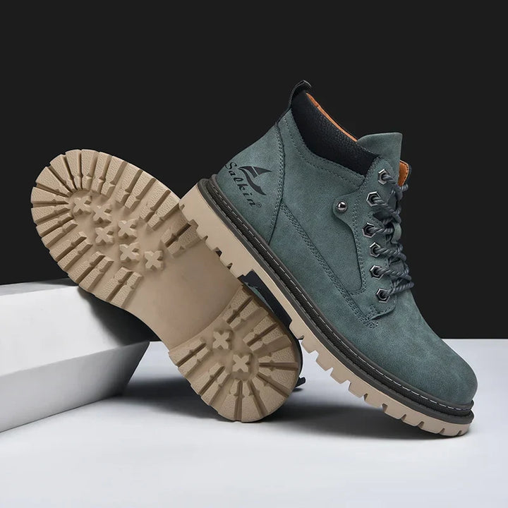 Stivali outdoor uomo, con suola grippante, per affrontare sentieri e strade in inverno.