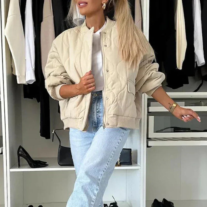 Giubbotto bomber donna foderato, un capospalla elegante e versatile per stile casual di primavera e autunno.