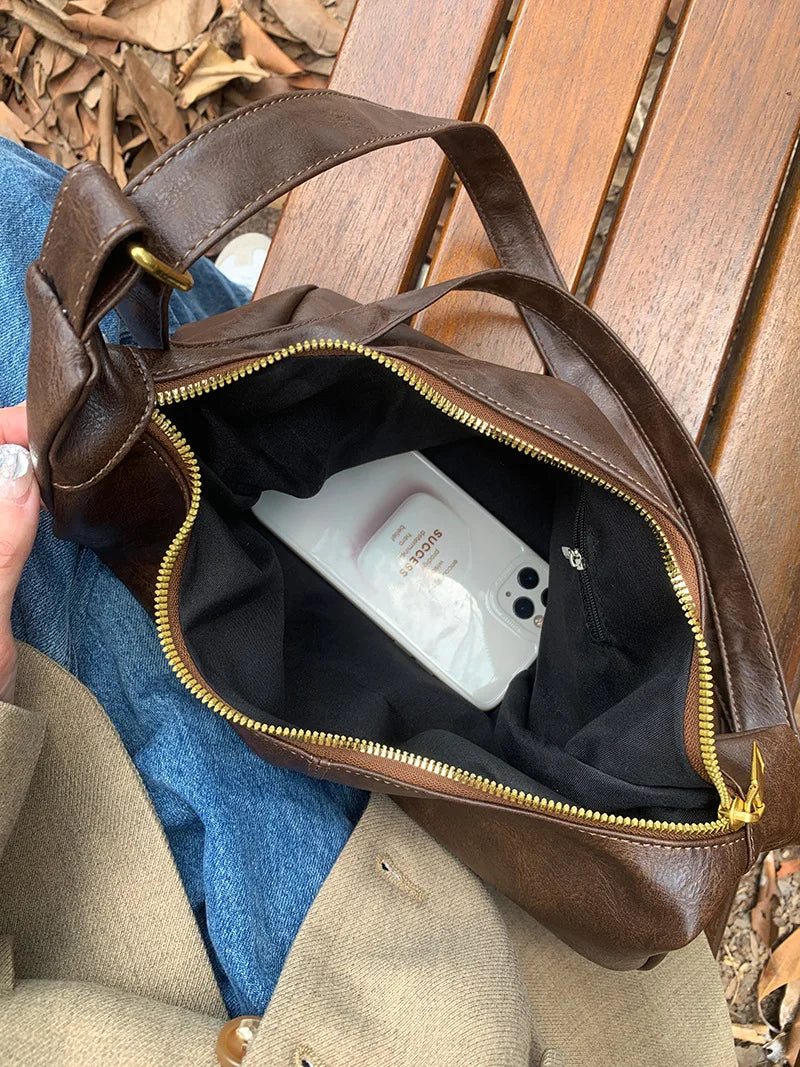 Accessorio moda: borsa a tracolla elegante da donna in ecopelle marrone, ideale per ogni outfit.