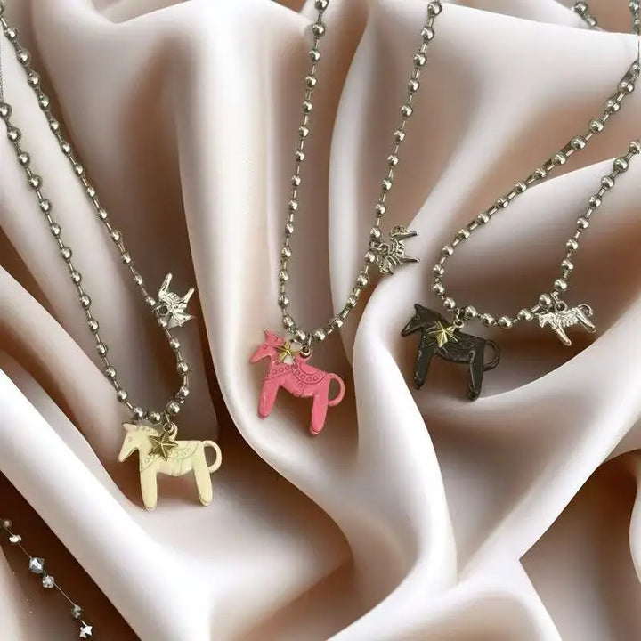 Gioiello da donna: collana in argento con cavallo smaltato, accessorio unico ed elegante per il tuo stile.
