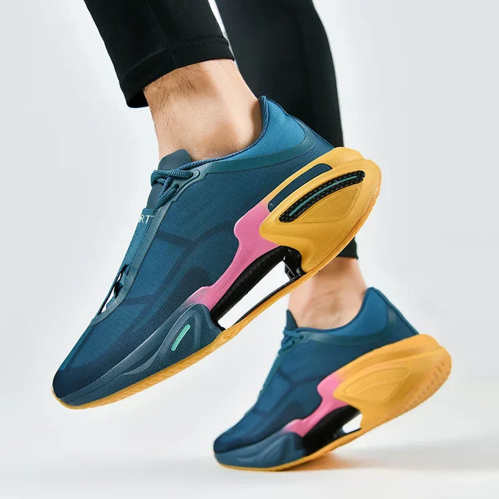 Sneakers uomo in tonalità scura con design versatile per un look sportivo casual.
