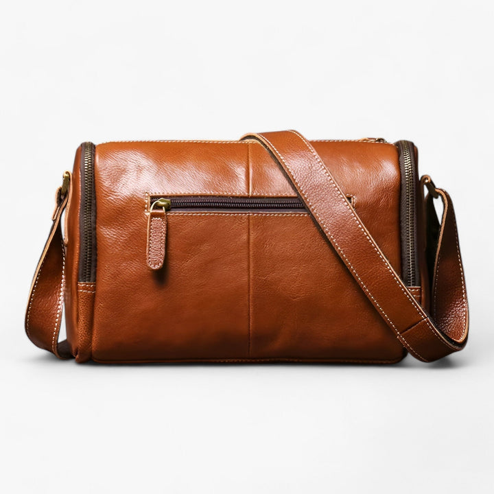Borsa messenger nera con scomparti interni ben organizzati per laptop, documenti e oggetti personali.