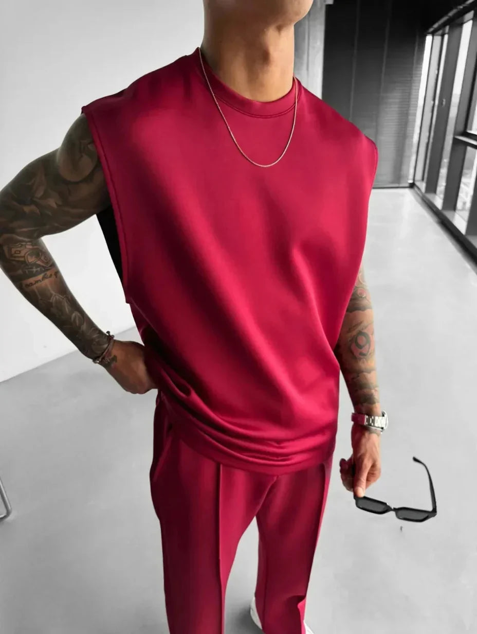 Completo estivo uomo: top senza maniche e pantaloni sartoriali, perfetto per un look casual-chic.