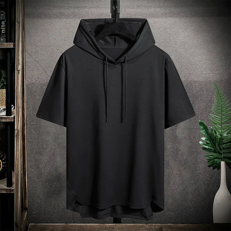 Modello di felpa uomo con cappuccio, design moderno, perfetta per allenamento e attività sportiva.