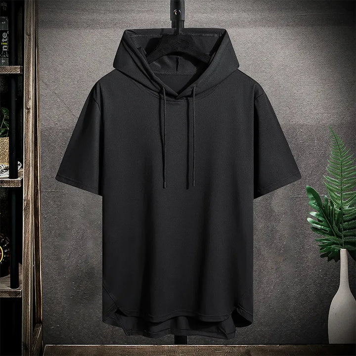Modello di felpa uomo con cappuccio, design moderno, perfetta per allenamento e attività sportiva.