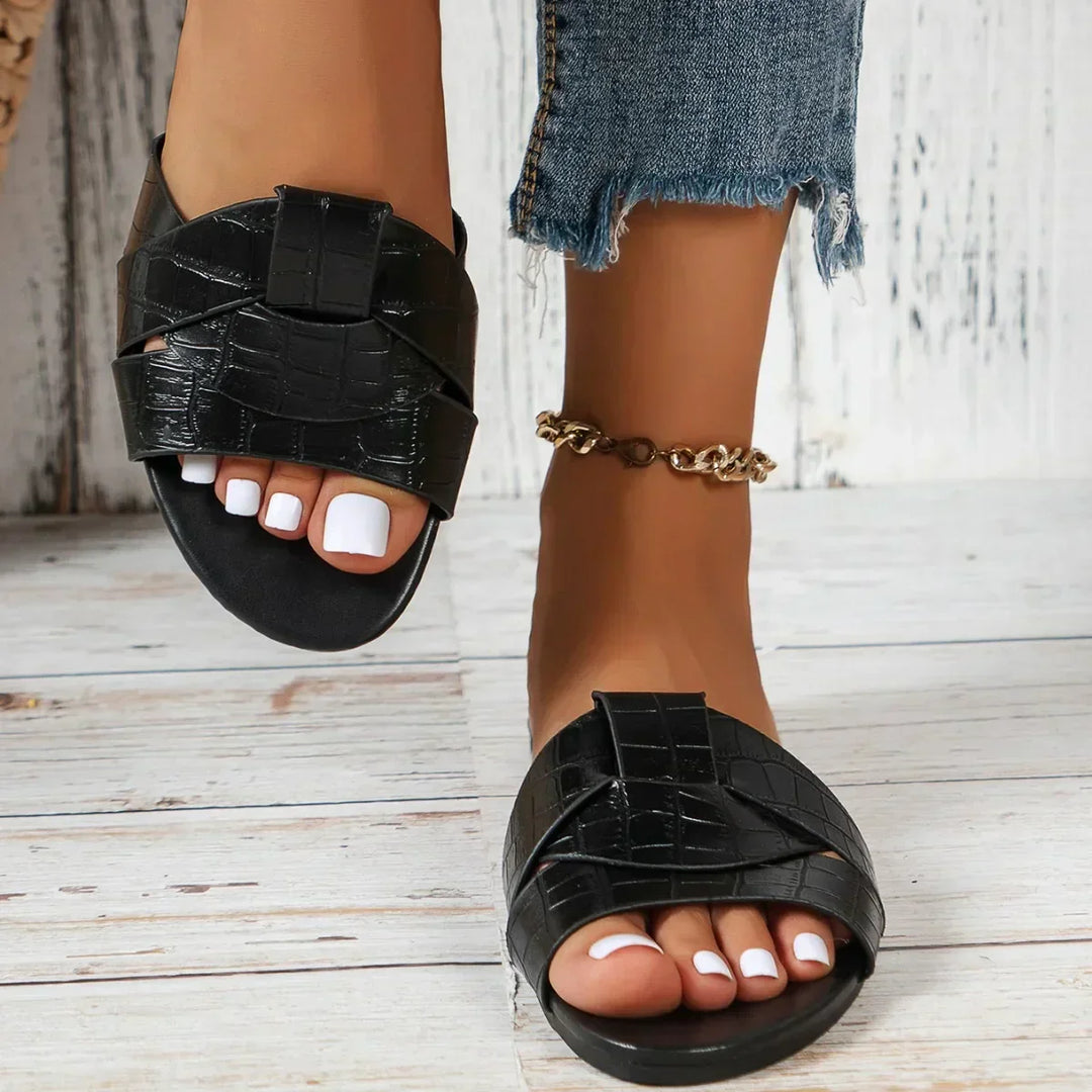 Calzature estive da donna: ciabatte flat comode con fiocco, ideali per spiaggia, piscina o passeggiate casual.
