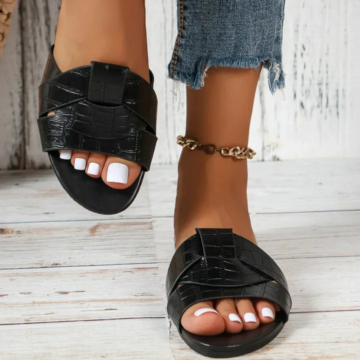 Calzature estive da donna: ciabatte flat comode con fiocco, ideali per spiaggia, piscina o passeggiate casual.