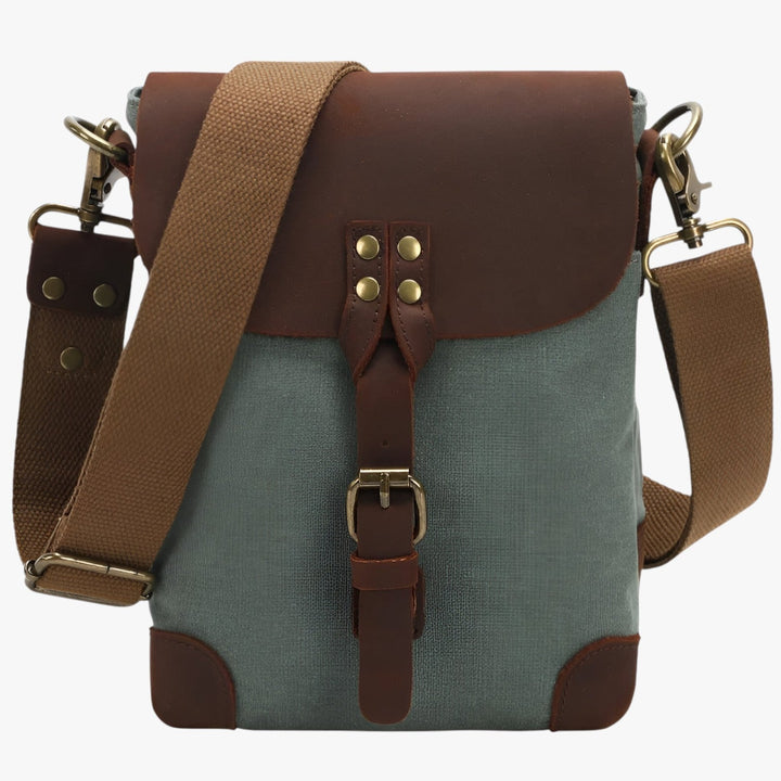 Dettaglio borsa messenger donna kaki Assisi: texture tela robusta e fibbie, accessorio di qualità.