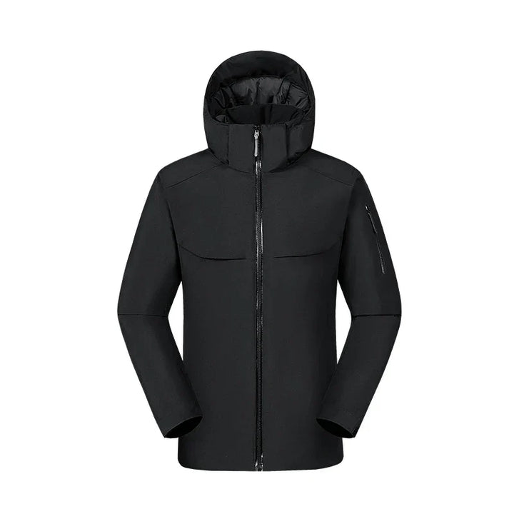 Giacca impermeabile uomo nera con cappuccio, antivento e comoda, ideale per abbigliamento esterno casual.