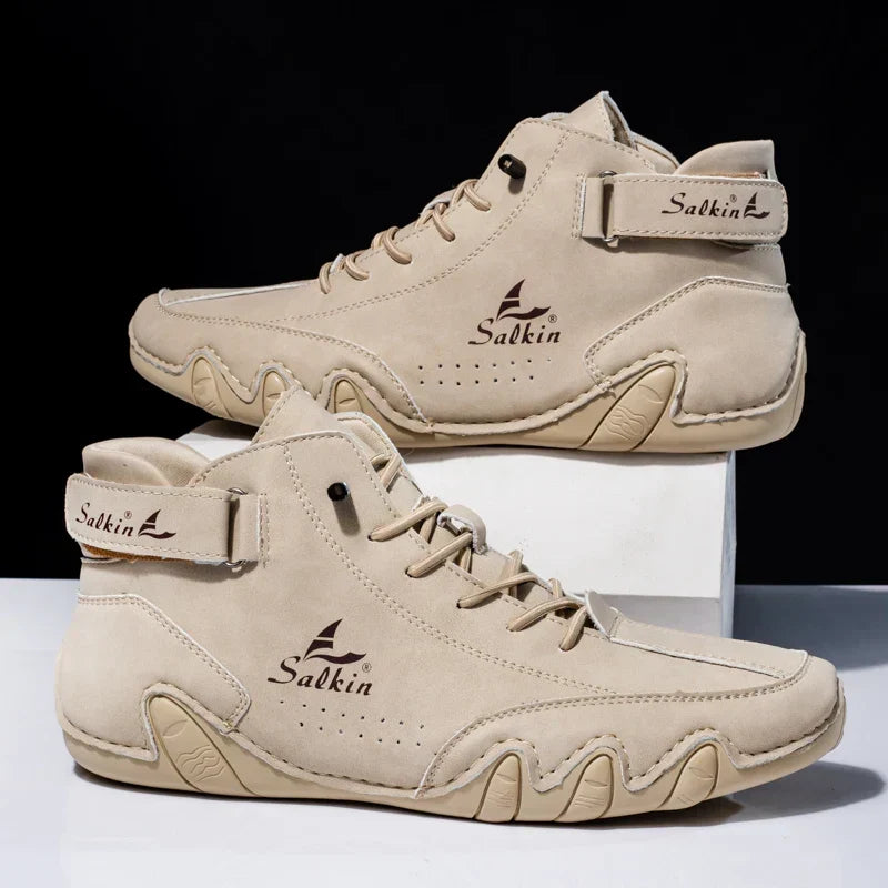 Sneakers High Top uomo trendy. La suola ondulata aggiunge carattere e comfort superiore al tuo stile casual.
