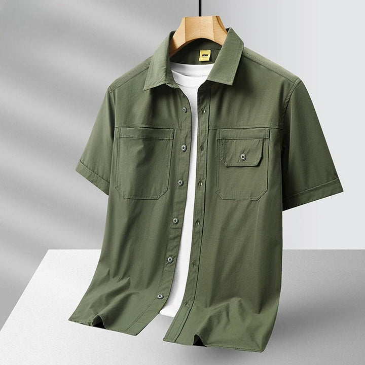 Camicia uomo a maniche corte, vestibilità sartoriale slim fit, con doppie tasche. Perfetta per look casual chic.
