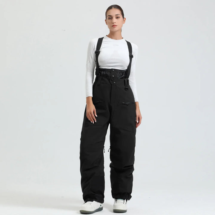 Vista posteriore dei pantaloni da sci unisex neri, impermeabili, con bretelle e rinforzi.