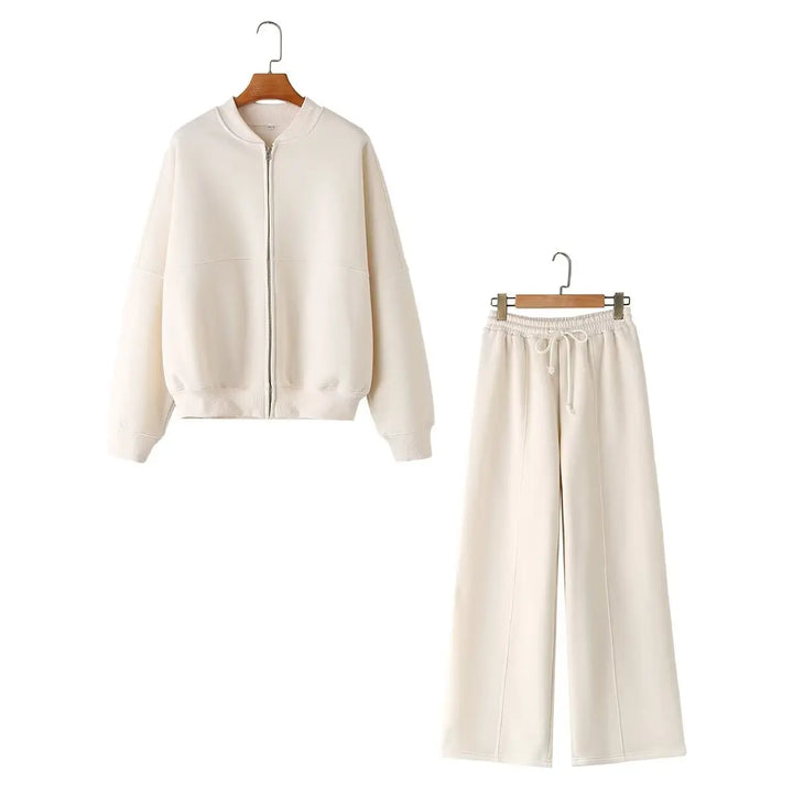 Completo donna casual chic due pezzi: top con zip e pantaloni ampi a vita alta. Ideale per viaggio, relax e stile versatile.