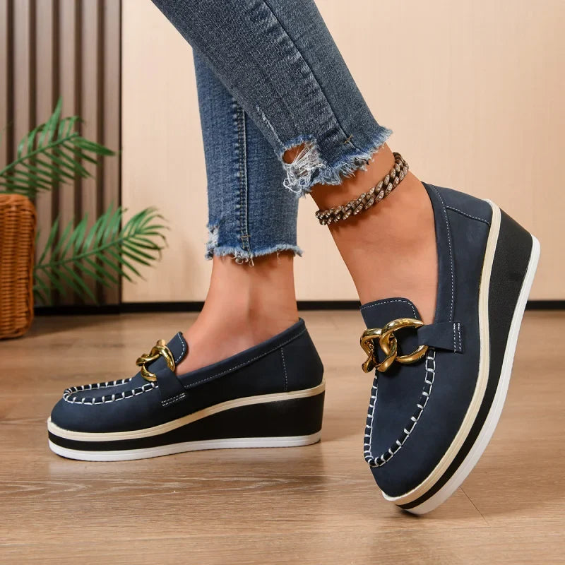 Mocassini platform donna neri, comode scarpe senza lacci con catena dorata per eleganza casual.