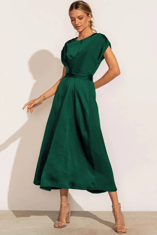 Sofisticato abito da cocktail midi donna verde scuro, ideale per eventi serali e look raffinati.