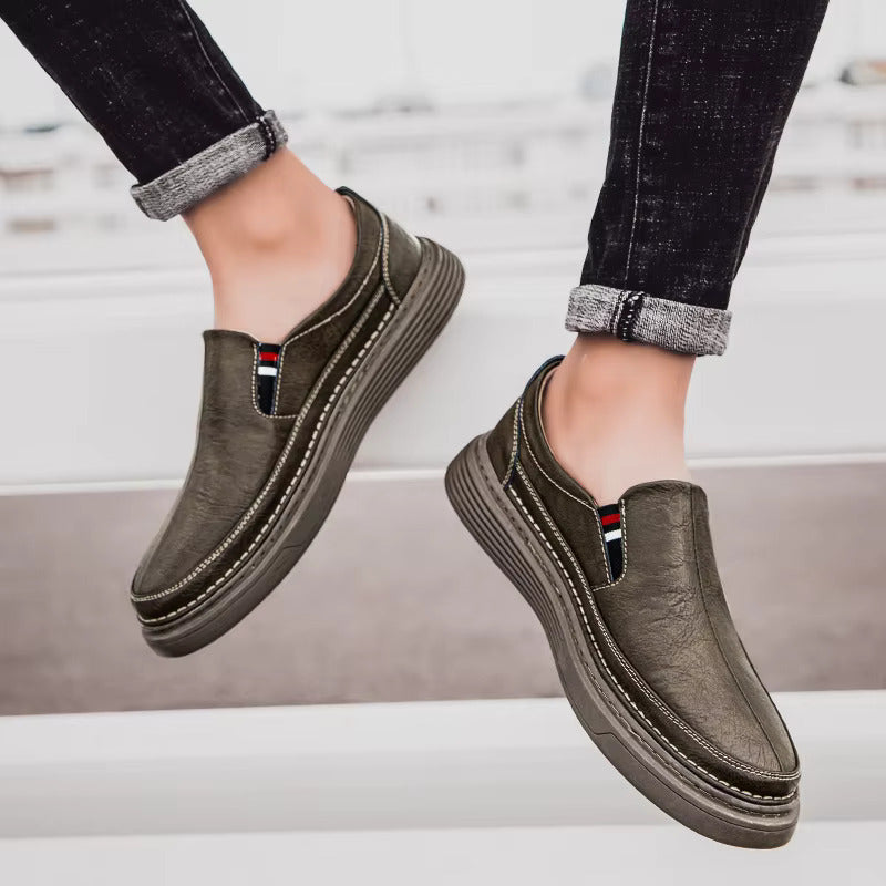 Scarpe uomo leggere e traspiranti. Mocassini eleganti per comfort estivo e primavera. Moda uomo.
