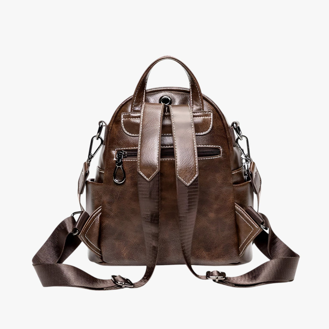 Elegante zaino donna color caffè, compatto, con tasche e spallacci regolabili per uso quotidiano.
