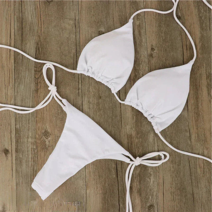 Bikini donna per un'abbronzatura uniforme, design moderno ed elegante. Perfetto per l'estate, spiaggia e piscina.